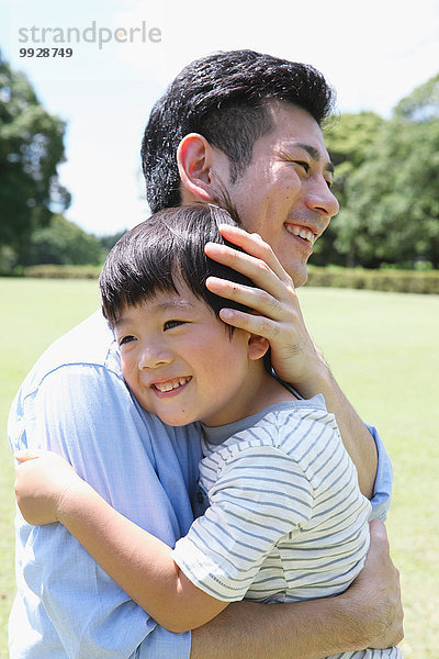 Fröhlichkeit umarmen Menschlicher Vater Sohn Großstadt japanisch