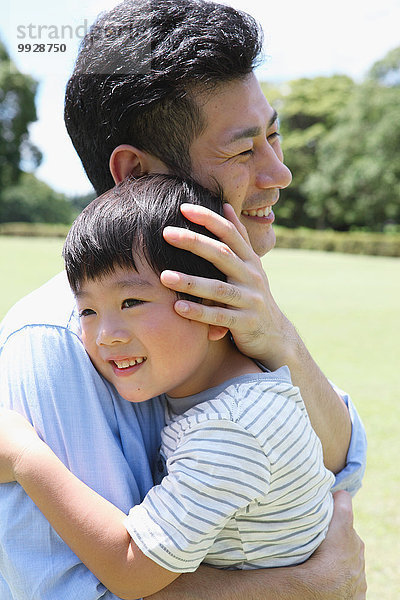 Fröhlichkeit umarmen Menschlicher Vater Sohn Großstadt japanisch