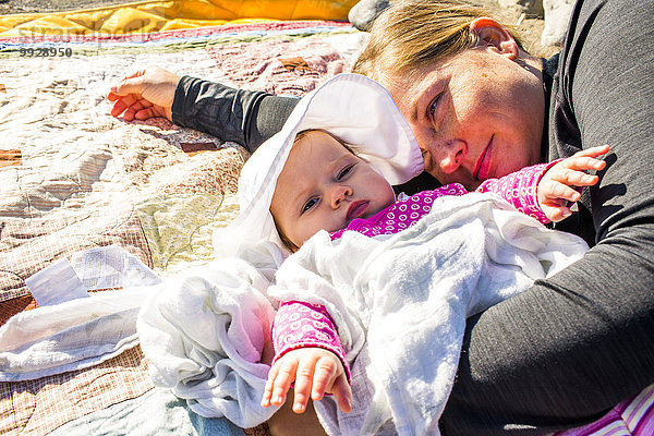 liegend liegen liegt liegendes liegender liegende daliegen Europäer Decke Close-up Mädchen Mutter - Mensch Baby