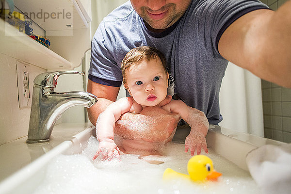 Spülbecken Europäer Menschlicher Vater baden Close-up Mädchen Baby