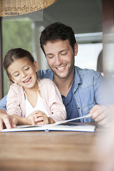 Vater und Tochter lesen gemeinsam Buch