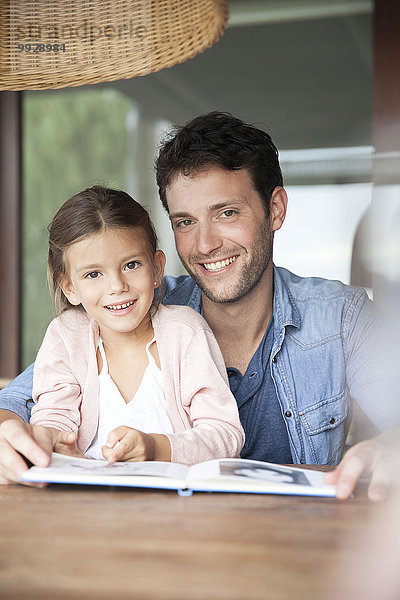 Vater und Tochter beim gemeinsamen Lesen  Porträt
