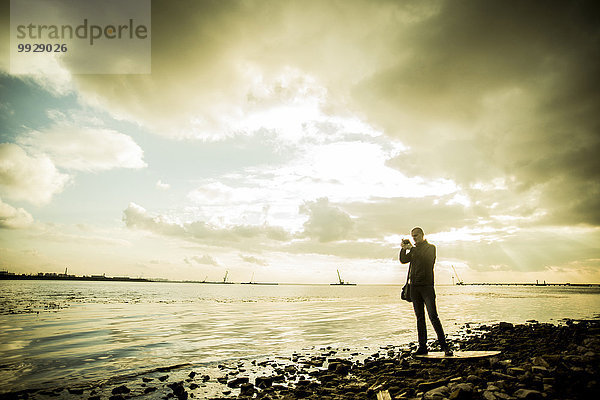 Europäer Felsen Strand Tourist fotografieren