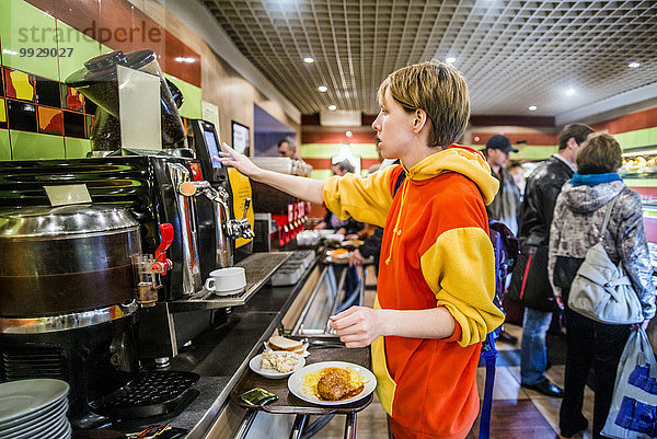 Europäer Frau Cafeteria Frühstück bekommen