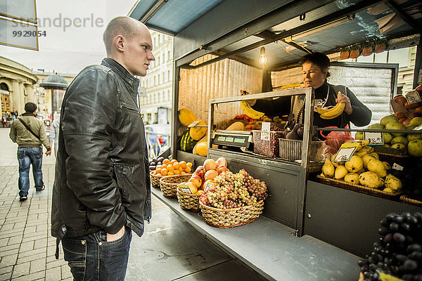 Europäer Mann Frucht Produktion kaufen Kiosk