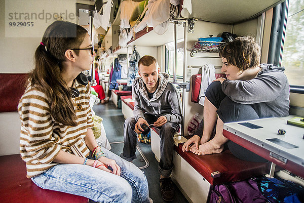 Europäer sprechen Freundschaft Reise Fernverkehrsstraße Zug