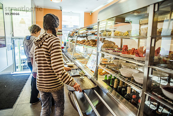 Europäer Mensch Menschen Lebensmittel kaufen Cafeteria