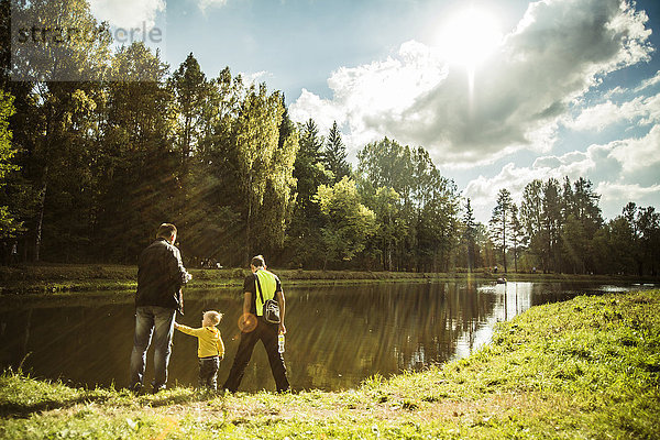 nahe Europäer Menschlicher Vater Sohn spielen Teich