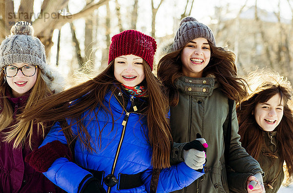 Außenaufnahme Europäer Winter Mädchen freie Natur