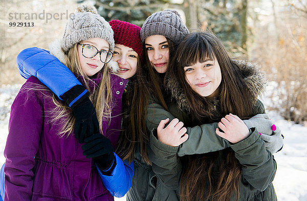 Europäer umarmen Schnee Feld Mädchen