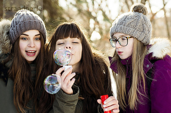 Außenaufnahme Europäer Winter blasen bläst blasend Blase Mädchen freie Natur