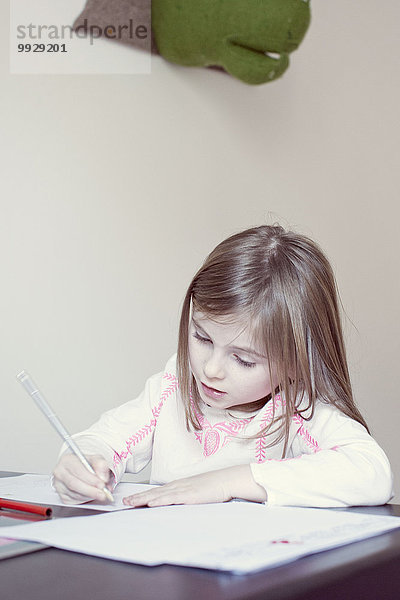 Mädchen schreiben im Notizbuch