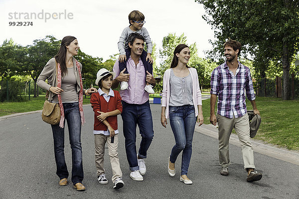 Familie beim gemeinsamen Spaziergang auf der Straße