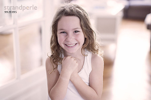 Kleines Mädchen lächelt fröhlich  Portrait