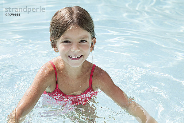 Mädchenschwimmen im Pool  Portrait