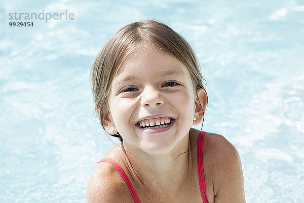 Kleines Mädchen im Pool  fröhlich lächelnd  Portrait