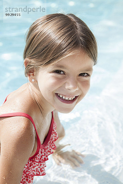 Mädchen im Schwimmbad  fröhlich lächelnd  Portrait