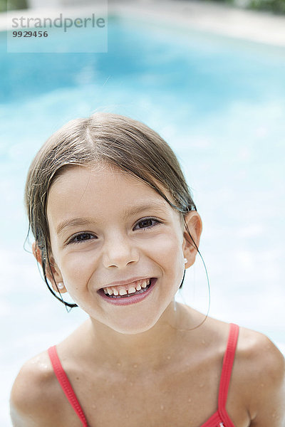 Kleines Mädchen im Schwimmbad  fröhlich lächelnd  Portrait
