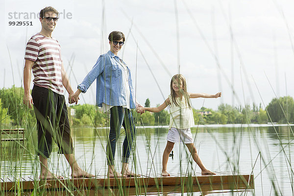 Familie hält Hände am Dock  Porträt