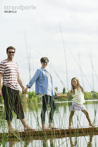 Familie hält Hände am Dock  Porträt