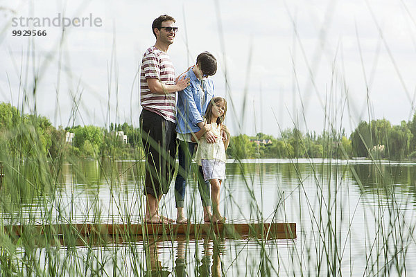 Familie auf dem Dock stehend  Porträt