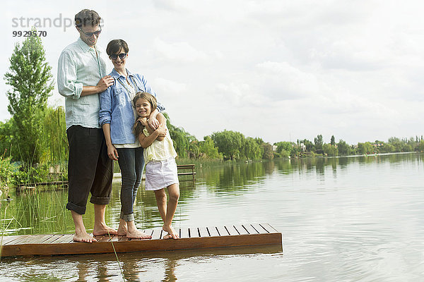 Familie auf dem Dock stehend  Porträt