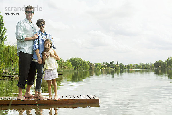 Familie auf dem Dock stehend  Porträt