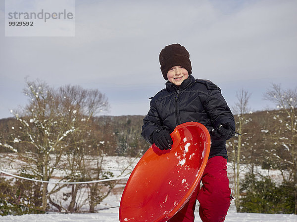 Europäer Junge - Person Hügel halten Schnee Schlitten