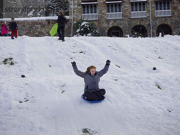 Jugendlicher Europäer Hügel Schnee Schlitten Mädchen