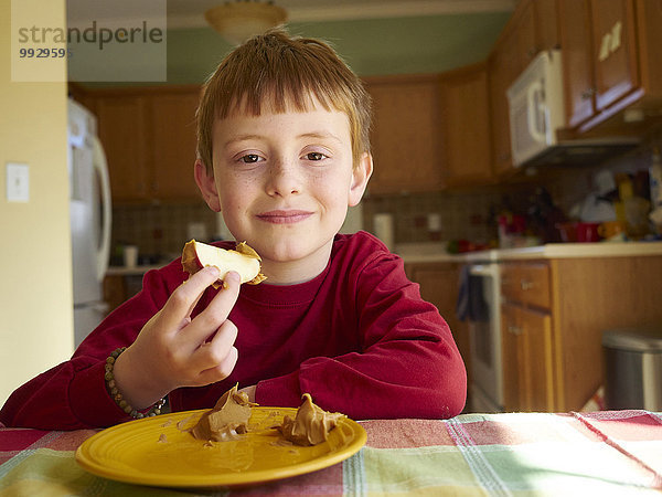 Europäer Junge - Person Mittagspause Pause Apfel essen essend isst Erdnuss Butter
