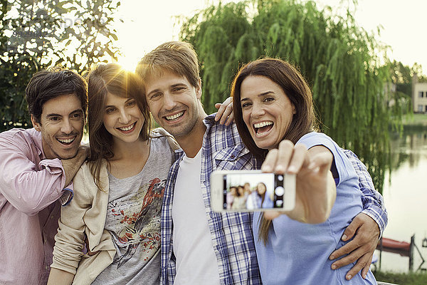 College-Freunde nehmen Gruppen-Selfie