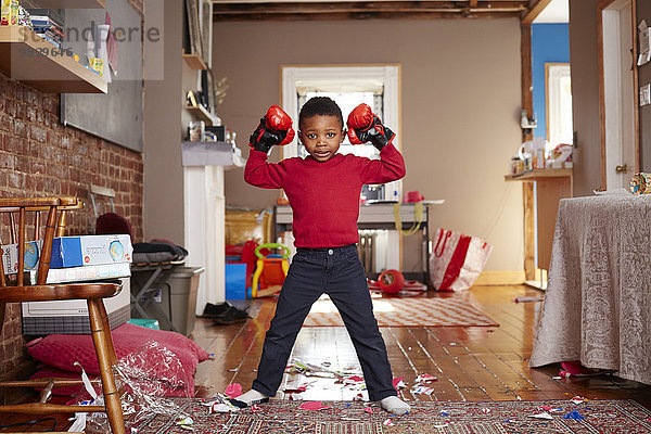 Pose Junge - Person Zimmer unordentlich schwarz Handschuh Wohnzimmer