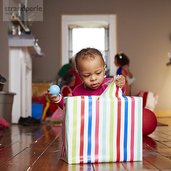 Geschenk aufmachen Zimmer mischen Mädchen Wohnzimmer Mixed