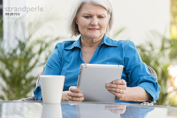 benutzen Europäer Frau Garten Tablet PC alt Hinterhof