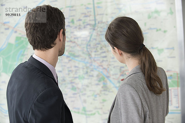 Mann und Frau betrachten gemeinsam die Pariser U-Bahn-Karte