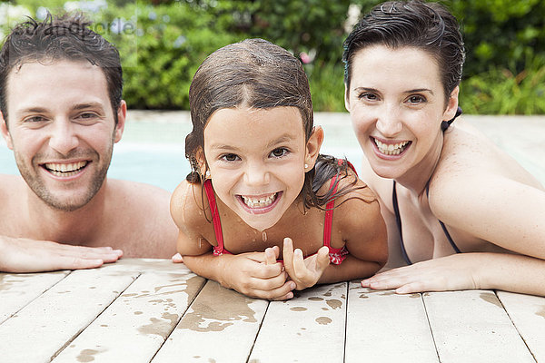 Familie entspannt zusammen im Pool  Portrait