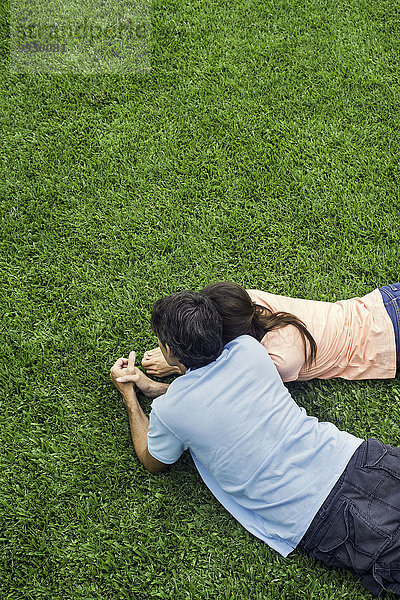 Paar auf Gras liegend