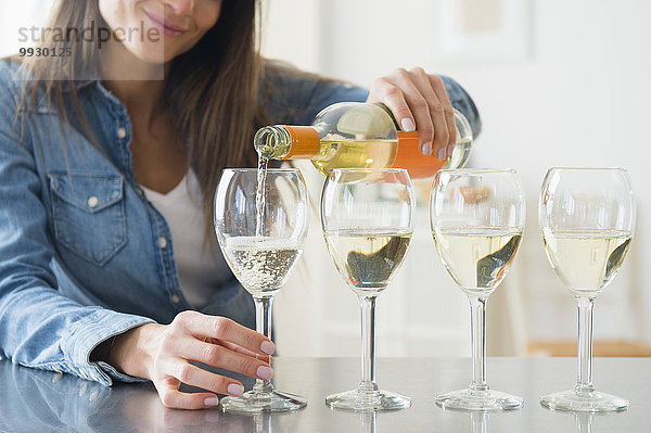 Europäer Frau eingießen einschenken Weißwein