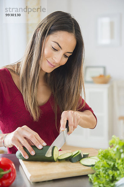 Europäer Frau schneiden Gemüse Salat