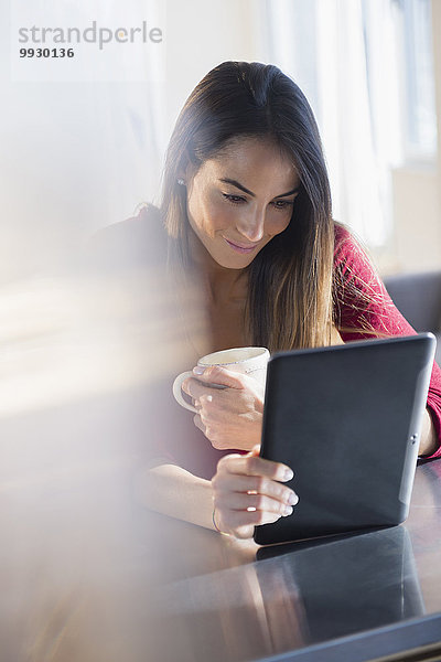 benutzen Europäer Frau Tablet PC Kaffee