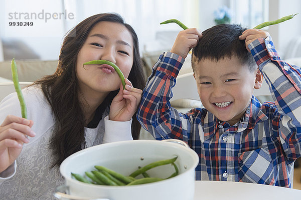 Bruder Schwester Gemüse spielen