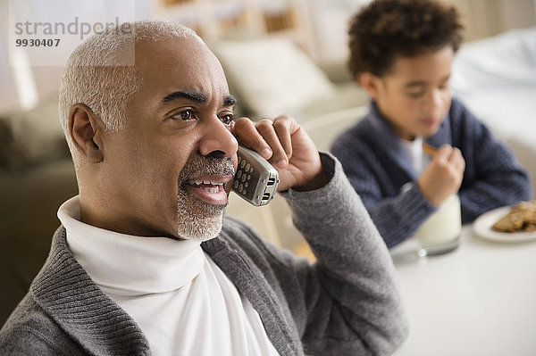 Mann sprechen Telefon mischen Mixed