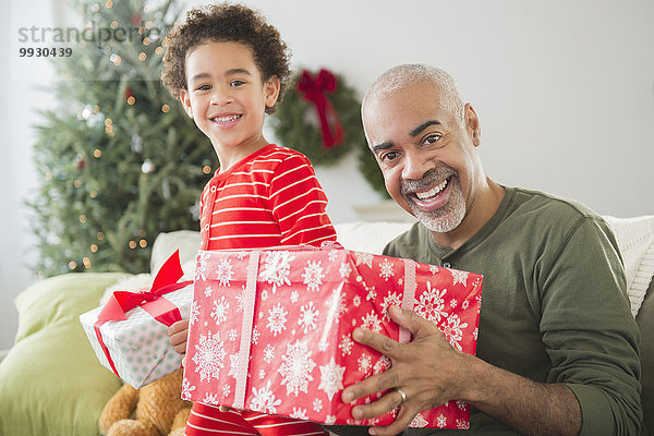 aufmachen Enkelsohn Großvater mischen Weihnachtsgeschenk Mixed