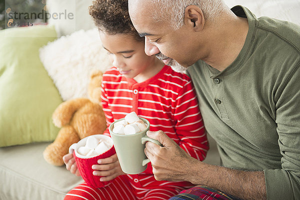 Wärme Weihnachten Enkelsohn Großvater mischen Schokolade trinken Mixed