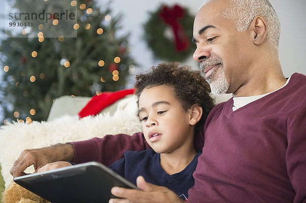 benutzen Weihnachten Enkelsohn Großvater mischen Tablet PC Mixed