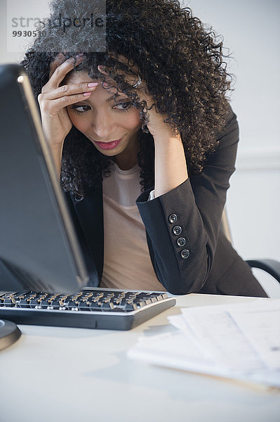 Geschäftsfrau Computer Enttäuschung arbeiten mischen Büro Mixed