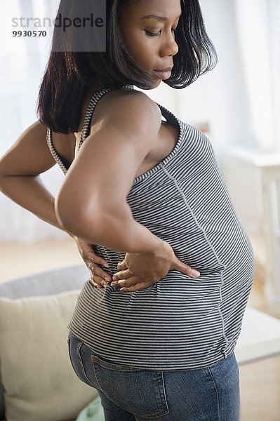 Frau strecken schwarz Schwangerschaft