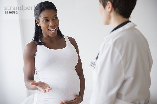 Frau sprechen Arzt schwarz Schwangerschaft