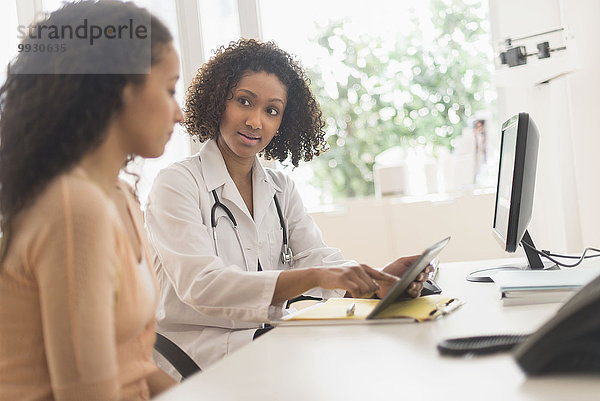 Patientin benutzen Arzt Büro Tablet PC