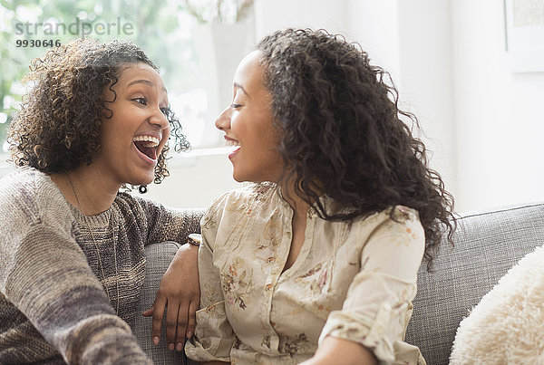 Frau sprechen lachen Couch